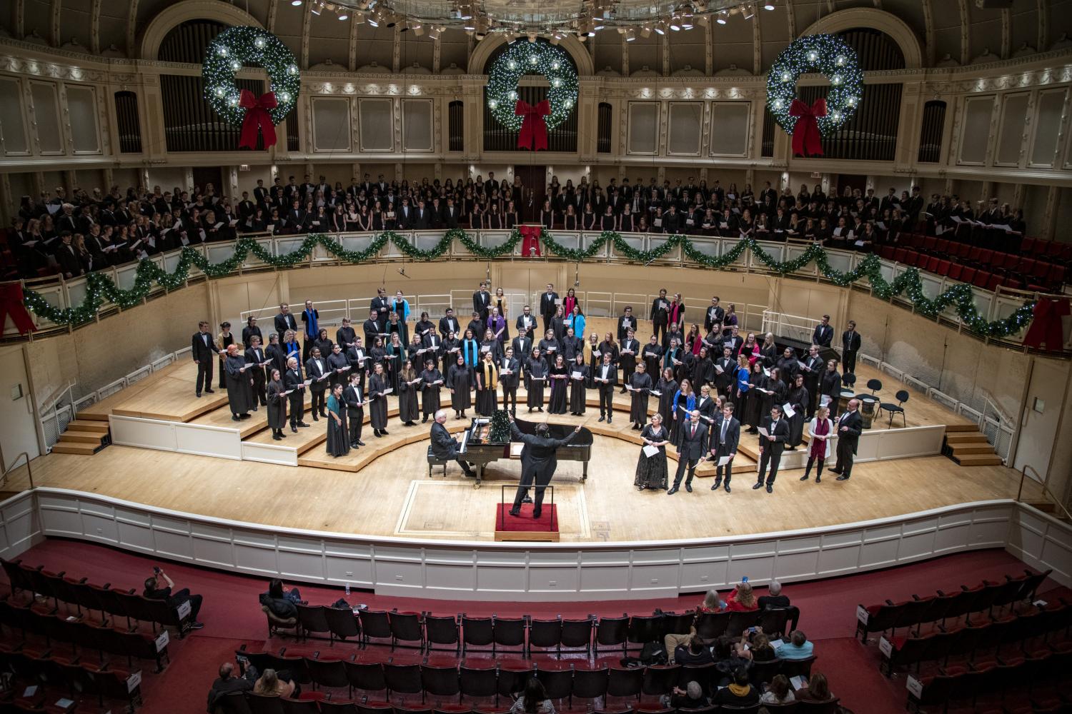 The <a href='http://pe1.kusanagiatsuko.com'>bv伟德ios下载</a> Choir performs in the Chicago Symphony Hall.